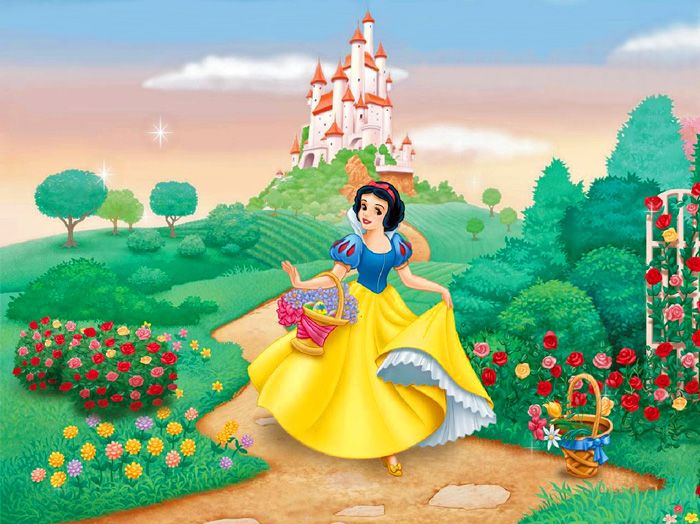 Она гуляла и играла на лужайках около замка