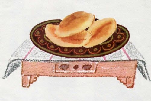 выложил пироги на стол